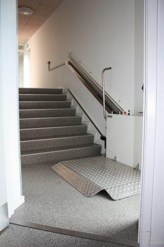  trappeliften mellem hallen og multihuset
